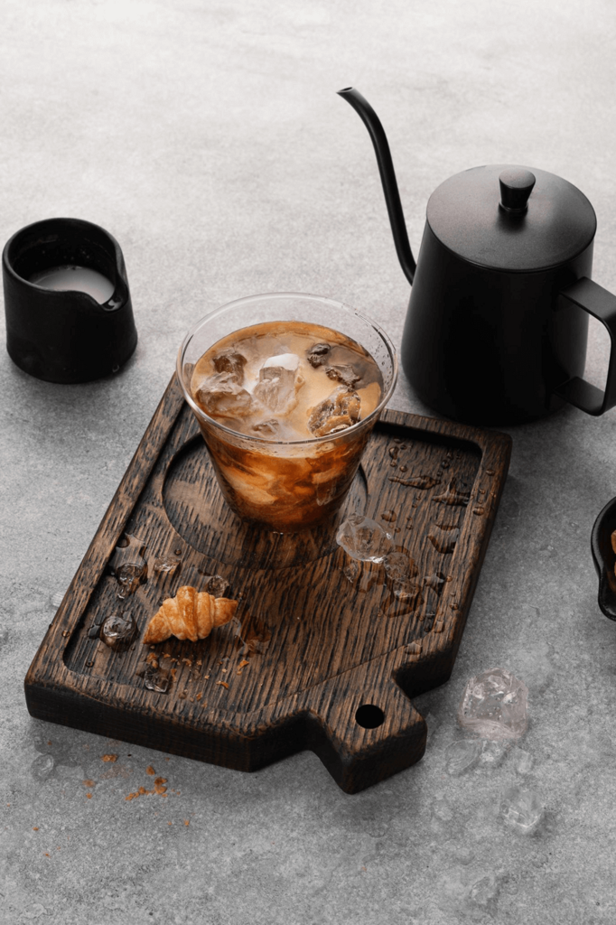 Доска для подачи в форме канистры