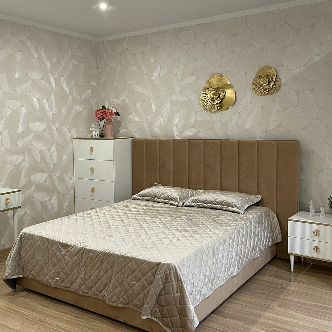 КРОВАТЬ С МЯГКИМ ИЗГОЛОВЬЕМ 160*200 GLO