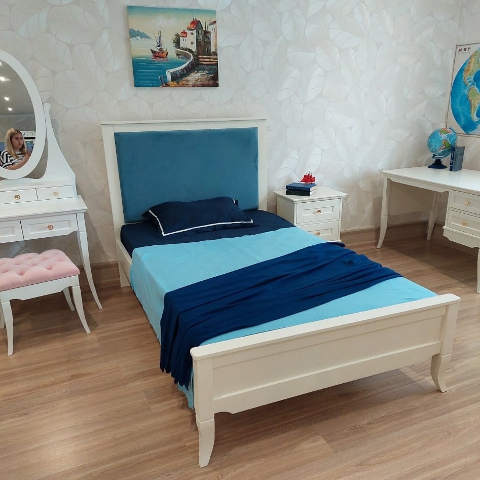 Кровать  с мягким  изголовьем 120*200