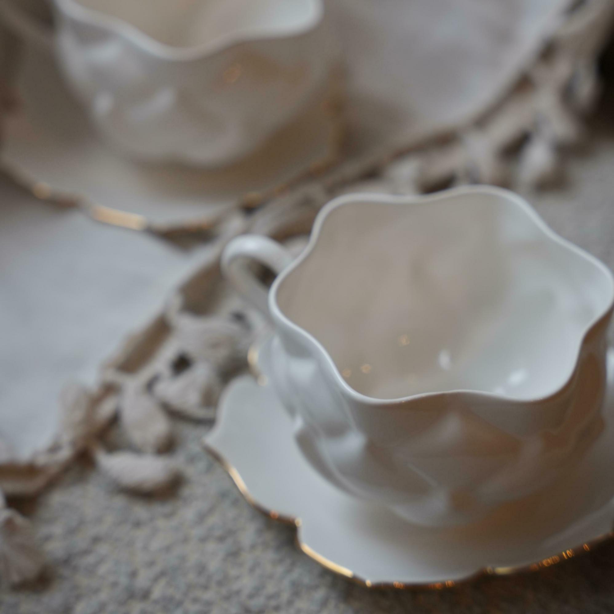 Чашка с блюдцем Лотос белая