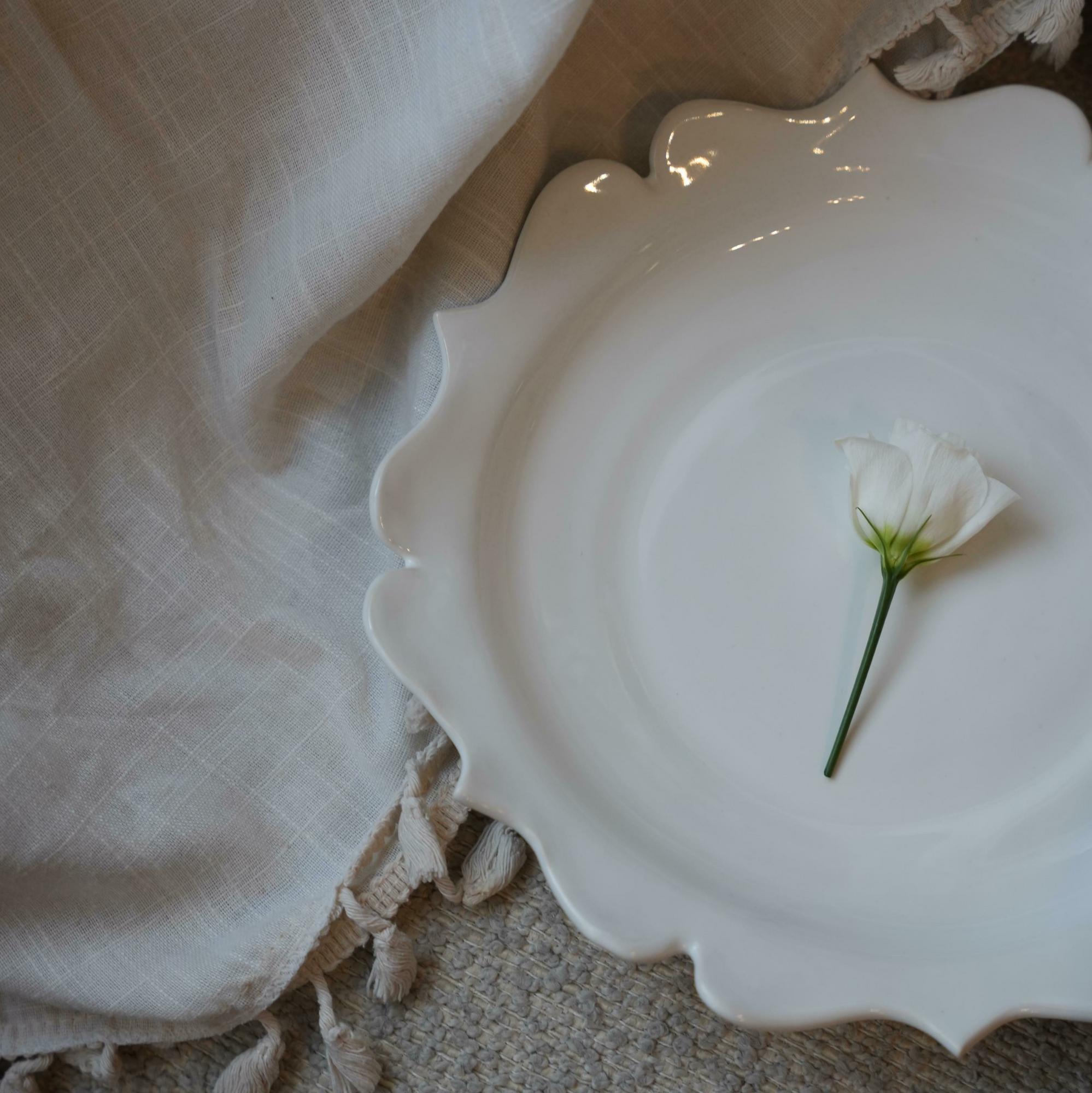 Блюдо Лотос белое 27 см