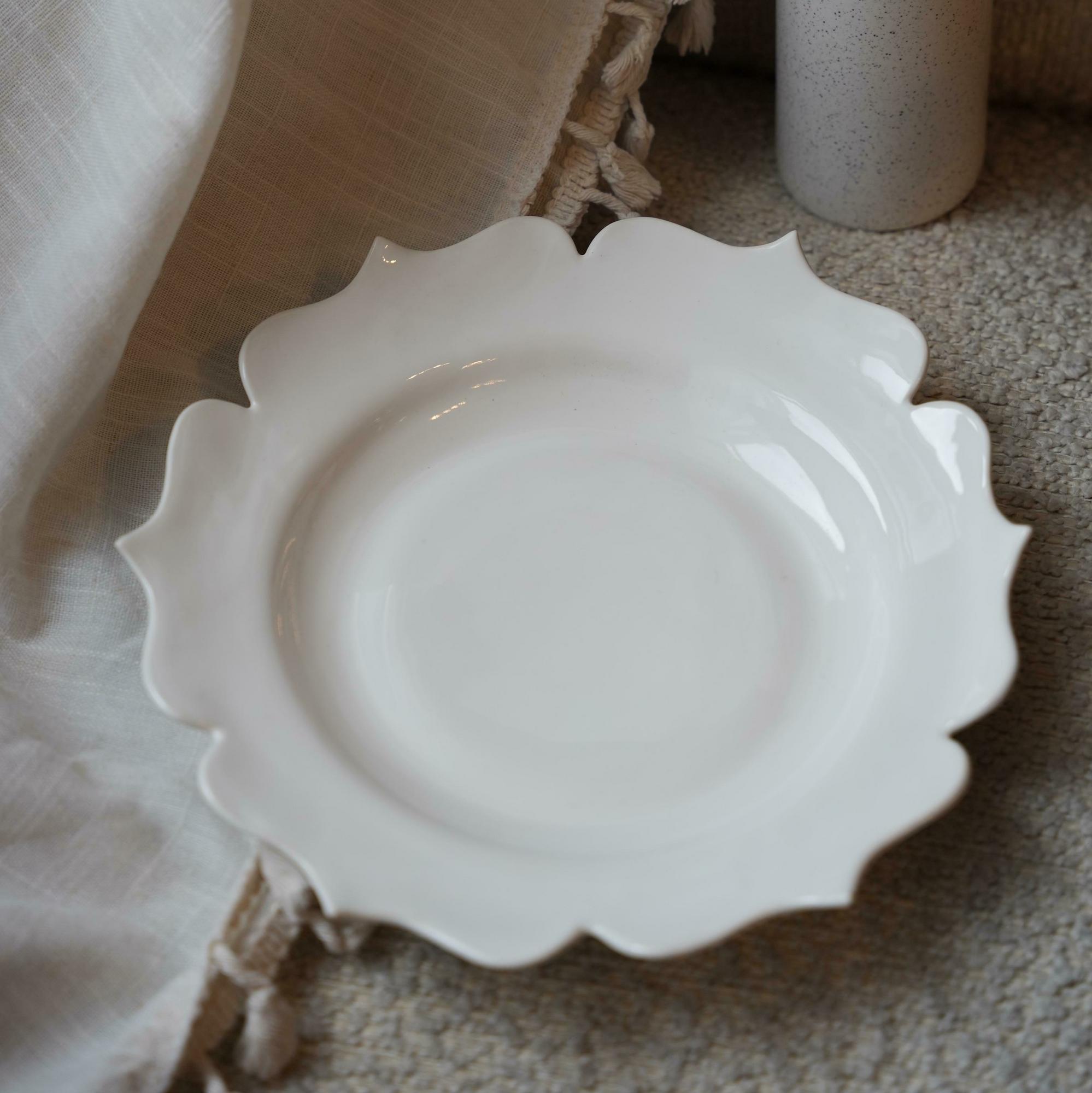 Тарелка Лотос белая 23 см