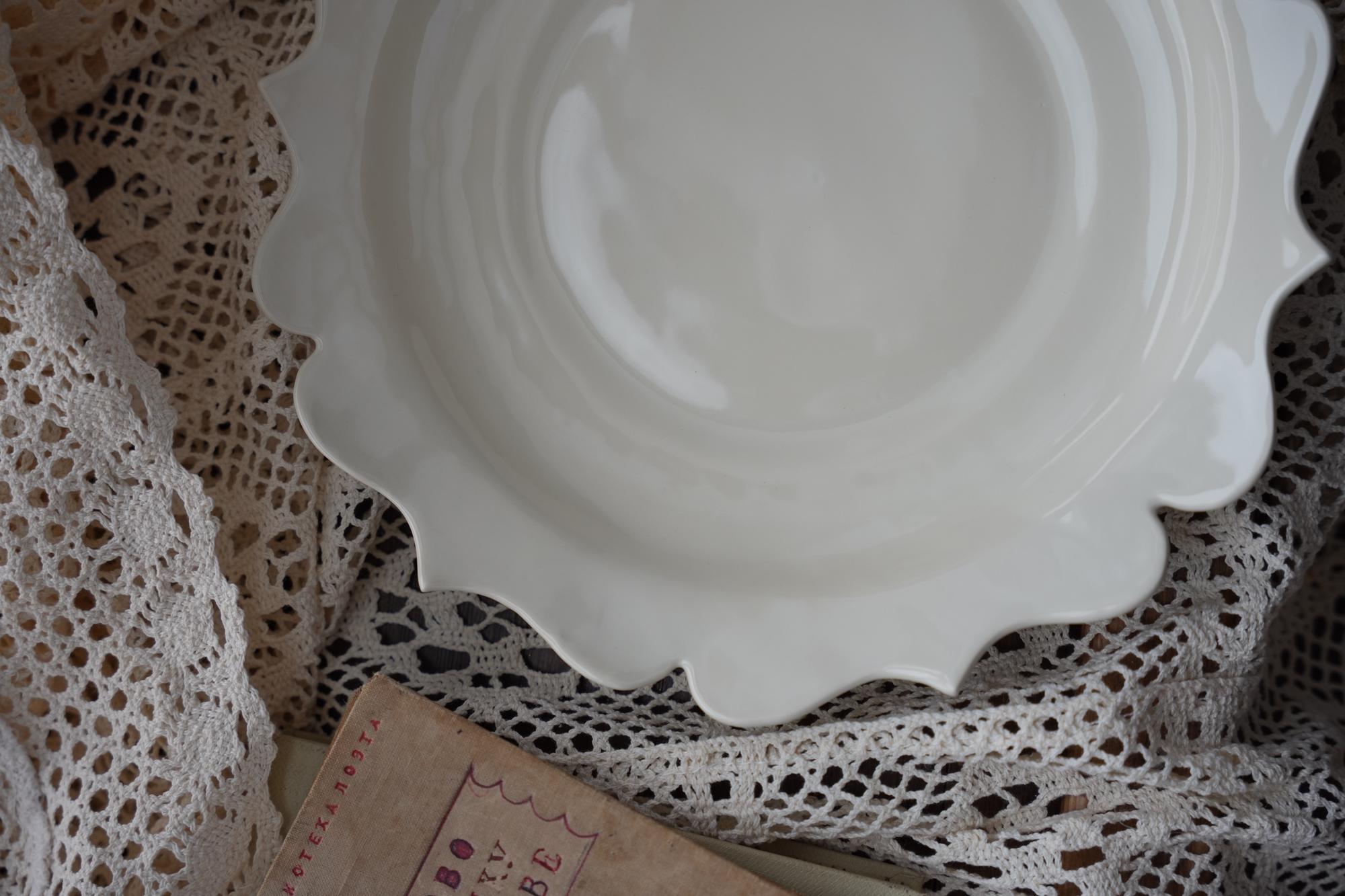 Блюдо Лотос латте 27 см