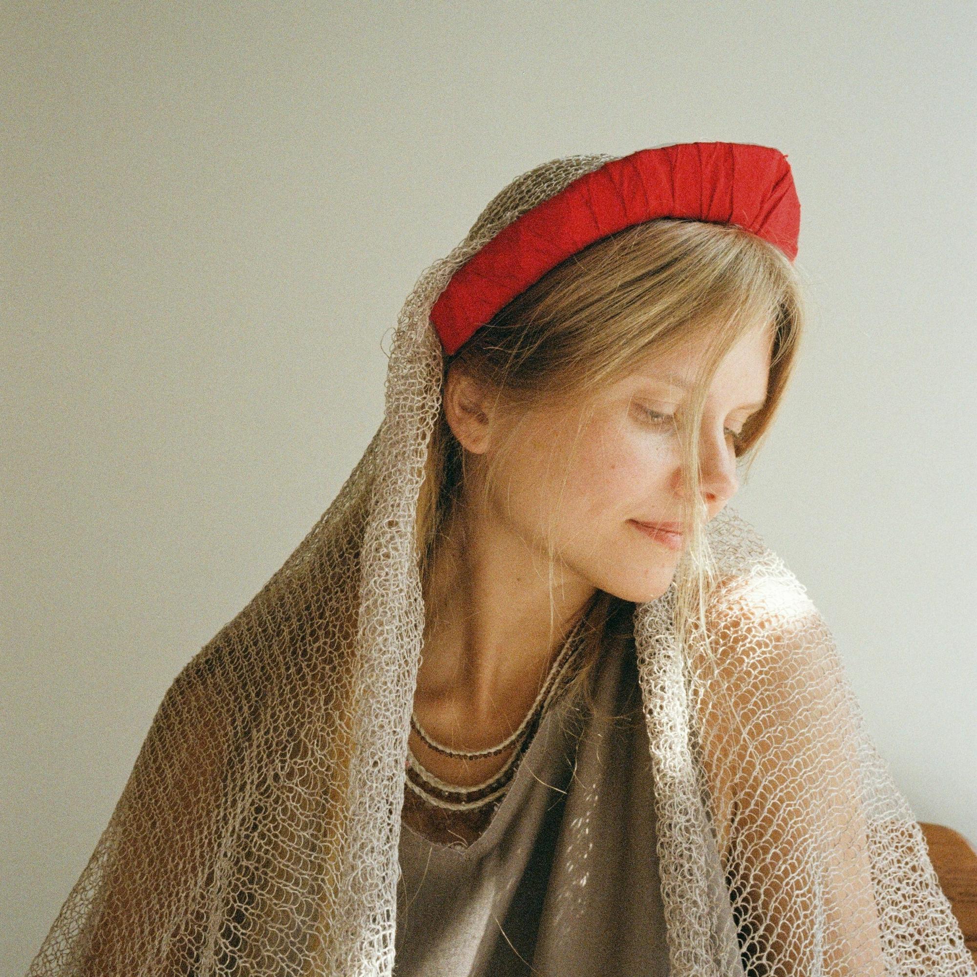 Кокошник алый