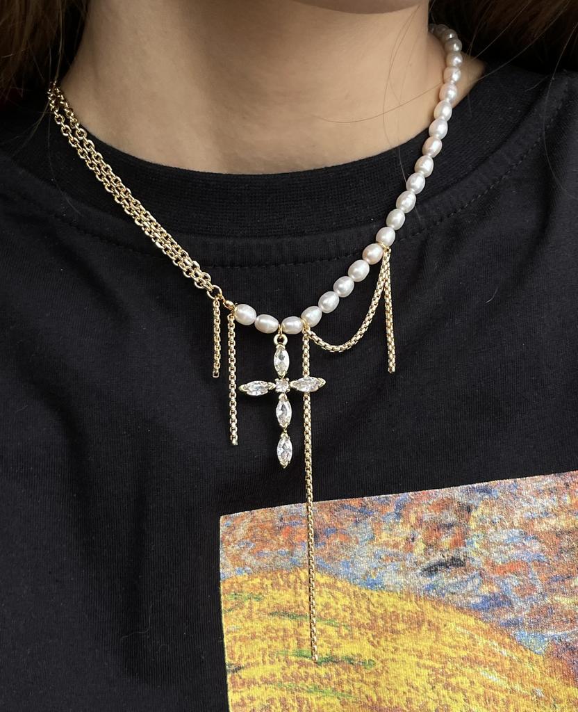 Колье из натурального жемчуга и цепей с крестом