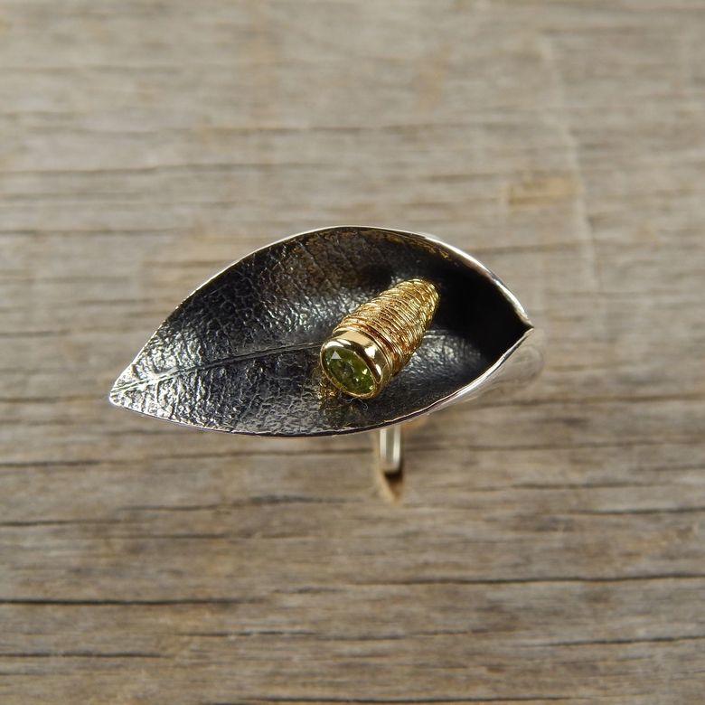 Серебряное кольцо с хризолитом