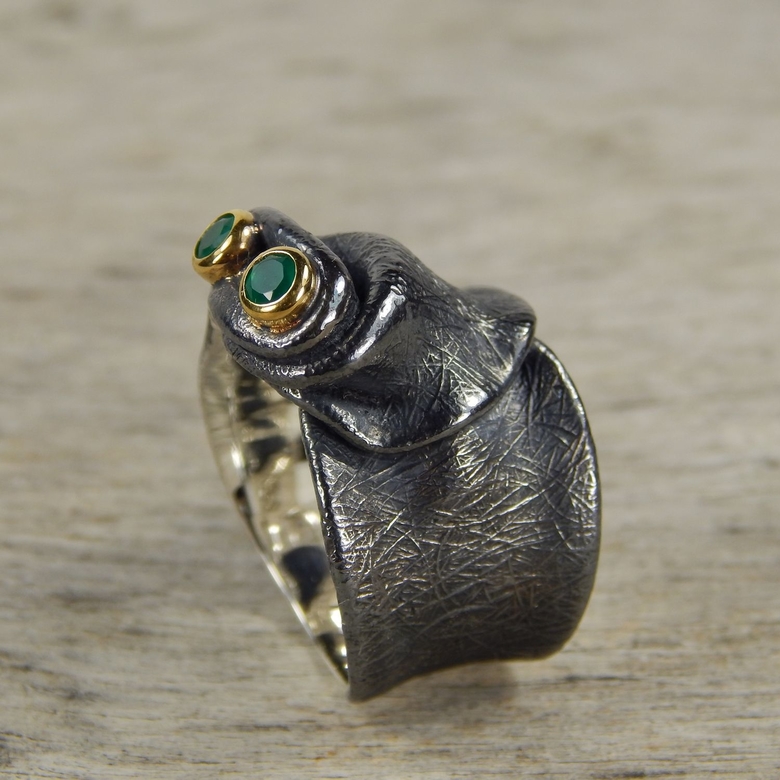 Серебряное кольцо с зелеными ониксами