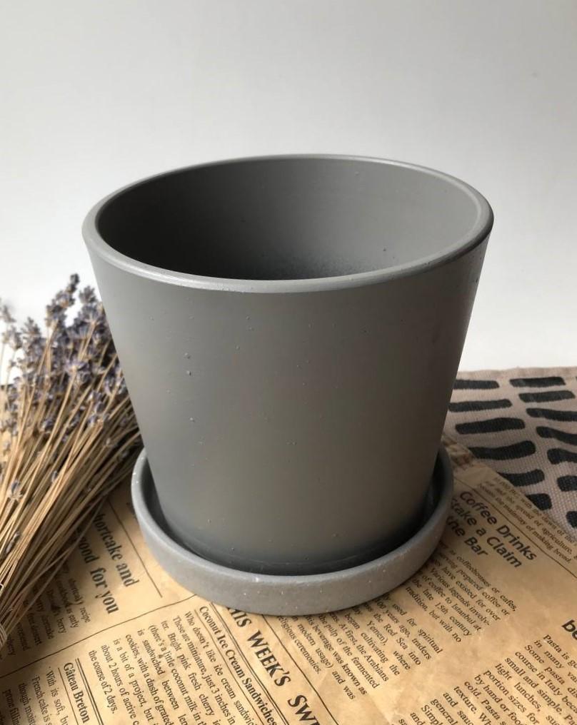 Серый горшок с поддоном