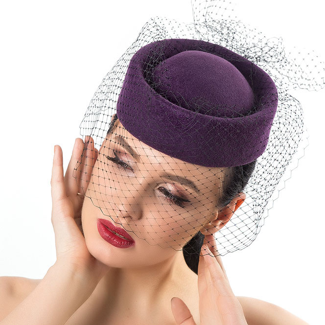 купить фиолетовую шляпку таблетку из фетра с вуалью, маленькая фиолетовая женская шляпка, дизайнерская шляпка, Анна Андриенко