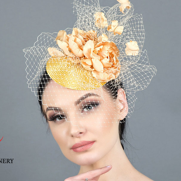 купить бежевую шляпку +с вуалью, шляпка +для скачек, женские шляпки спб, дизайнерские шляпки Анна Андриенко, свадебные шляпки вуалетки, шляпки питер, вечерние шляпки купить +в москве