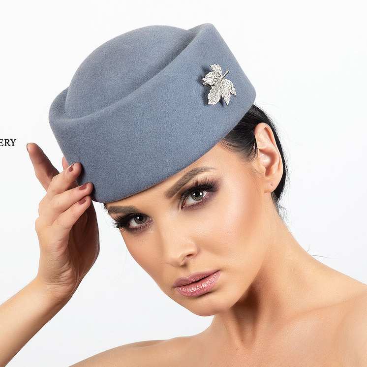 Шляпка таблетка из фетра с брошью , маленькая женская шляпка, дизайнерские головные уборы в Москве