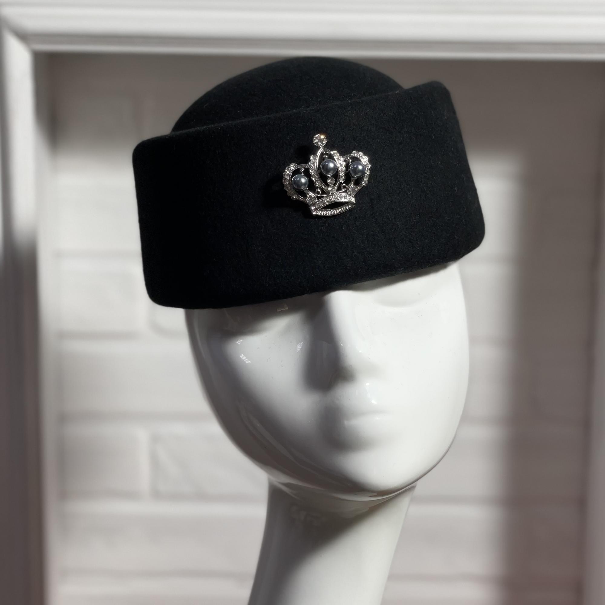 Бренд Anna Andrienko millinery Модная фетровая шляпка таблетка черного цвета.  Шляпка декорирована стильной брошью. При изготовлении на заказ возможно иное цветовое решение.