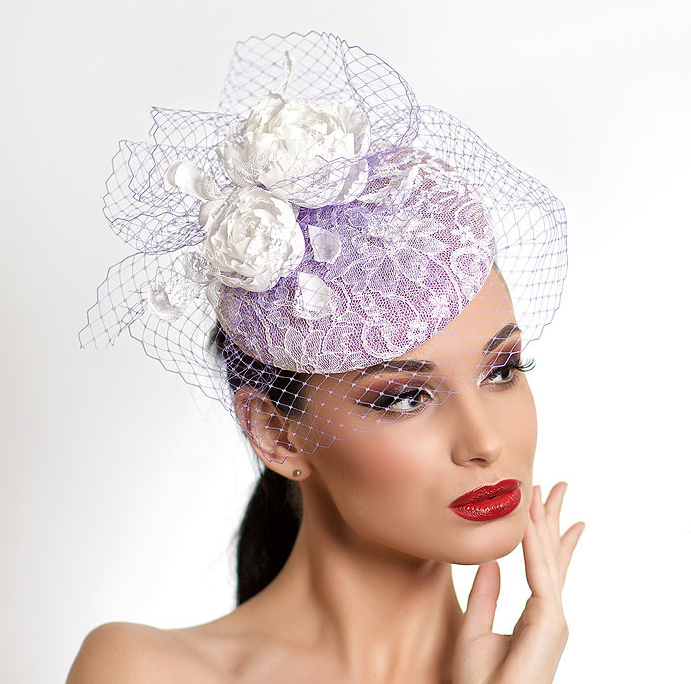 шляпка, вечерняя шляпка, шляпка таблетка, перья, шляпка с вуалью, вуалетка, шляпка с перьями, ручная работа, шляпка для скачек, котельная шляпка, шляпка для праздника, черная шляпка, синяя шляпка, головной убор, шляпка с цветами, шляпка с розами, шелковые цветы, цветы ручной работы, свадебная шляпка, шляпка для невесты, белая шляпка, свадебная вуалетка, шляпка для скачек, шляпка в виде крыльев, крылья, белые крылья