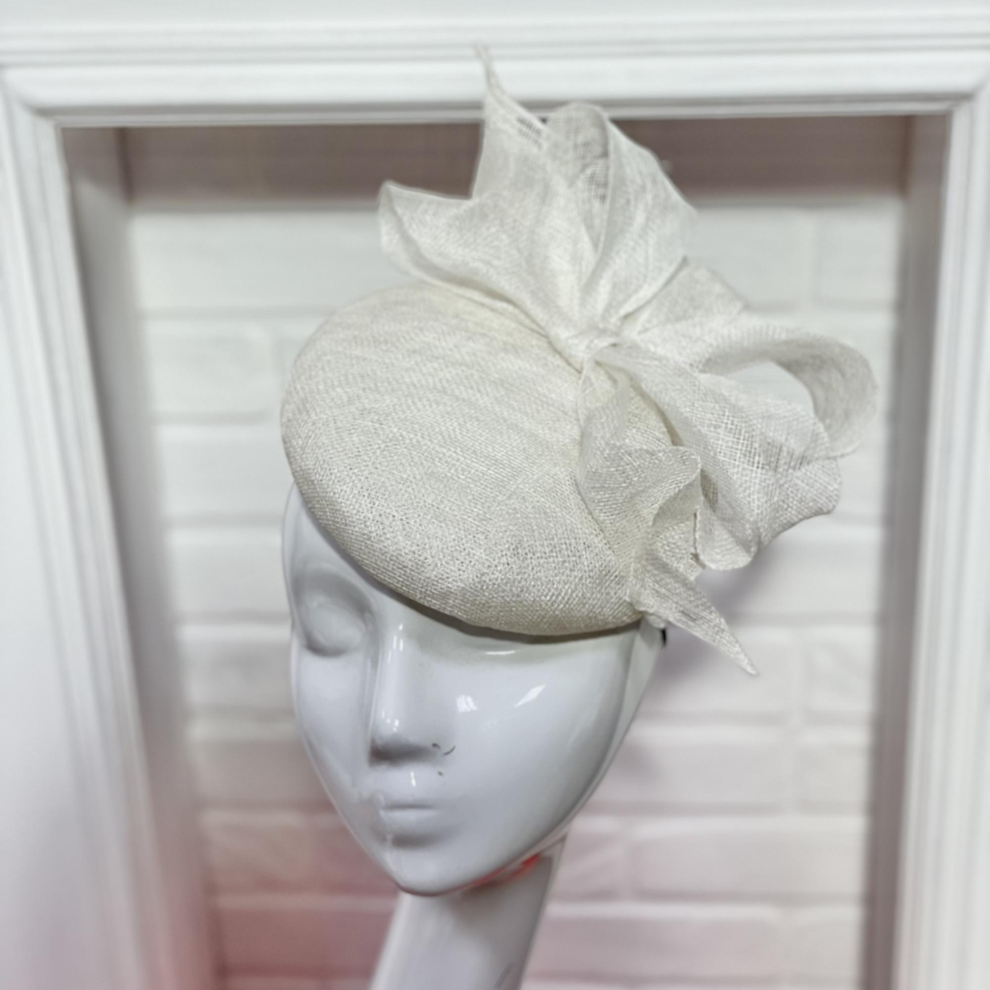 белая шляпка таблетка из синамей с бантом купить в Москве