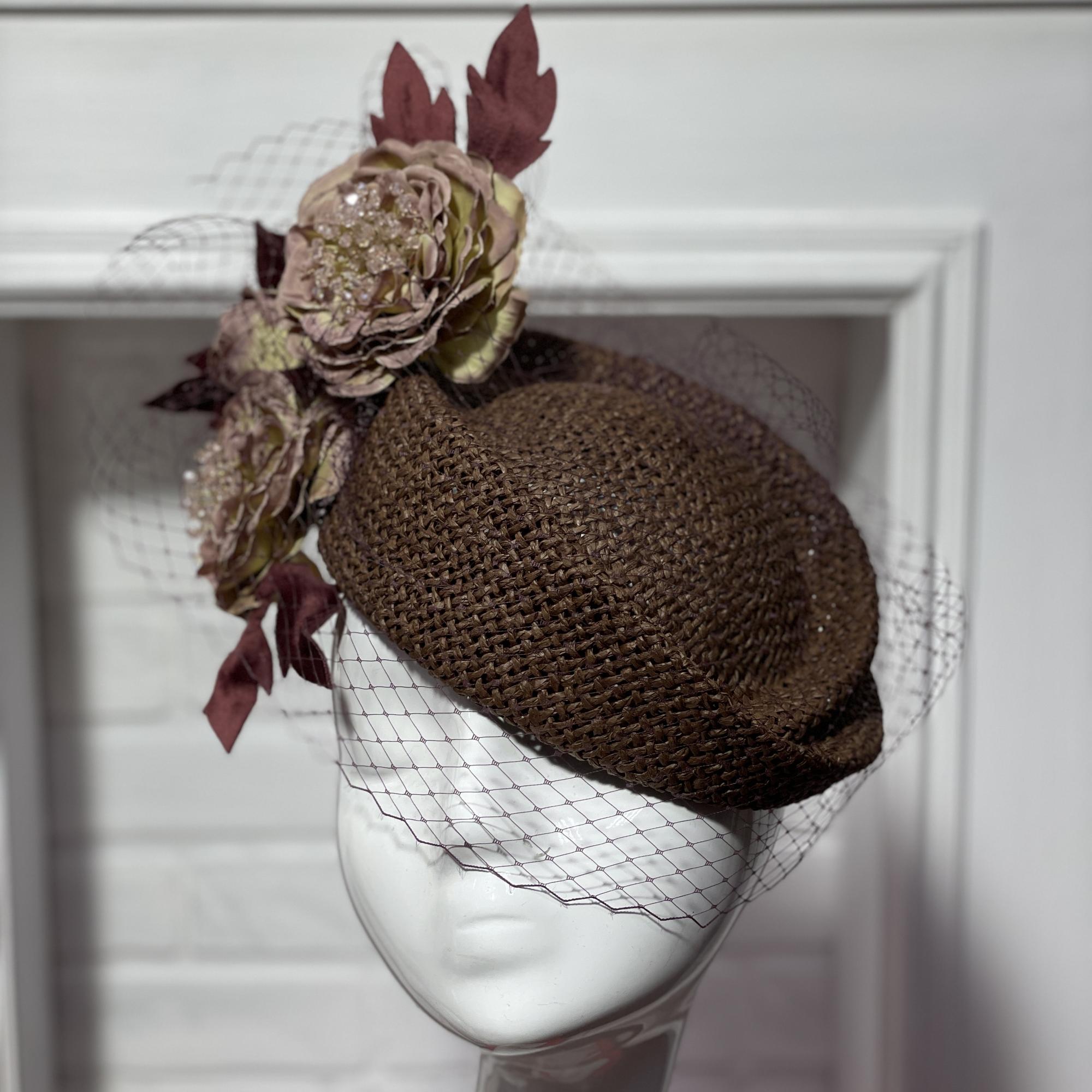 Коричневая шляпка таблетка с вуалью и цветами для скачек, купить дизайнерские головные уборы Анна Андриенко