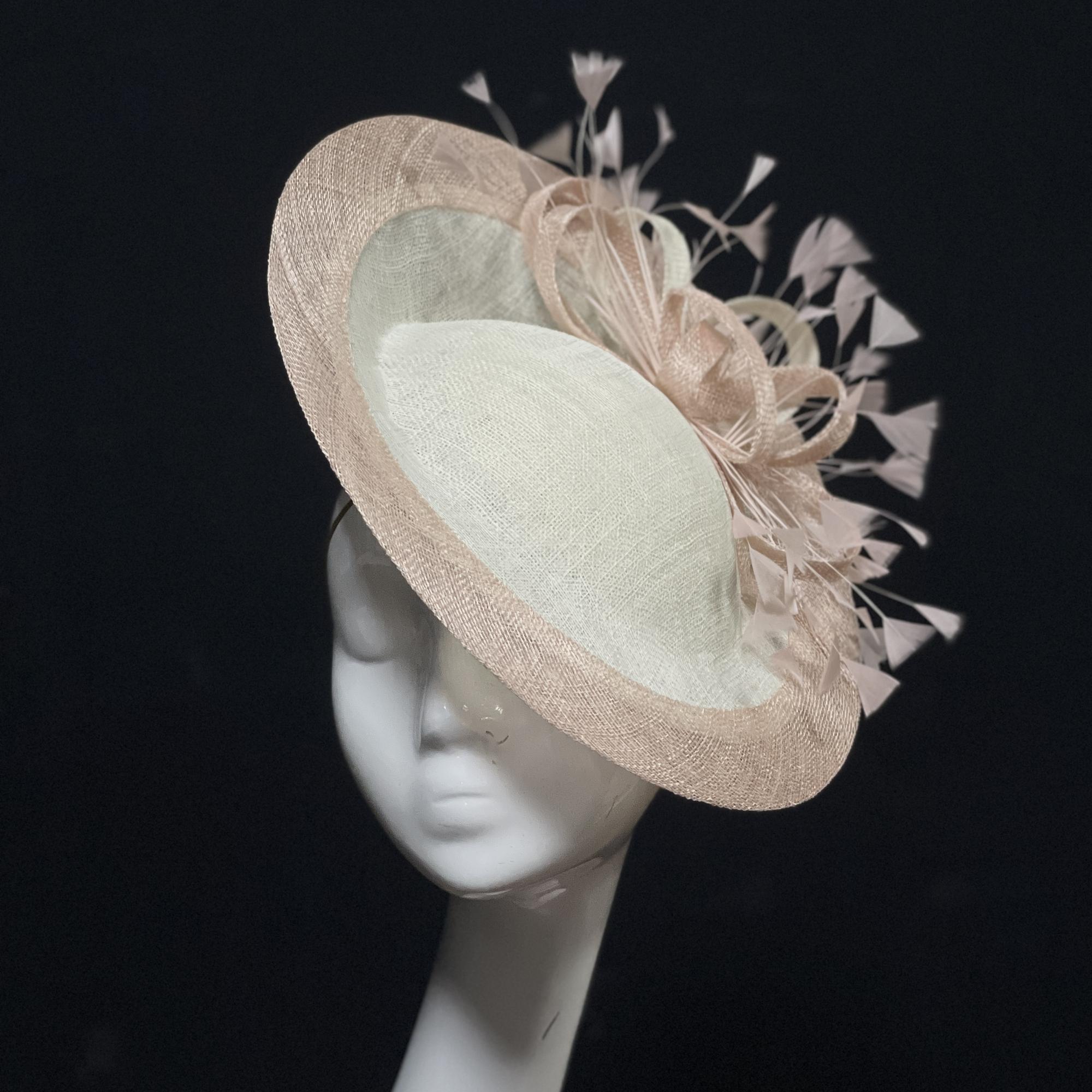 купить шляпку для скачек в москве, шляпки для скачек, шляпки для свадьбы, свадебная шляпка, женская шляпка, белая шляпка, шляпка с перьями, купить шляпку спб, вечерняя шляпка, шляпка для праздника, шляпка для невесты, светская шляпка, дизайнерская шляпка, Анна Андриенко, шляпки для ипподрома