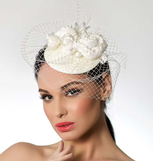 шляпка, вечерняя шляпка, шляпка таблетка, перья, шляпка с вуалью, вуалетка, шляпка с перьями, ручная работа, шляпка для скачек, котельная шляпка, шляпка для праздника, черная шляпка, синяя шляпка, головной убор, шляпка с цветами, шляпка с розами, шелковые цветы, цветы ручной работы, свадебная шляпка, шляпка для невесты, белая шляпка, свадебная вуалетка
