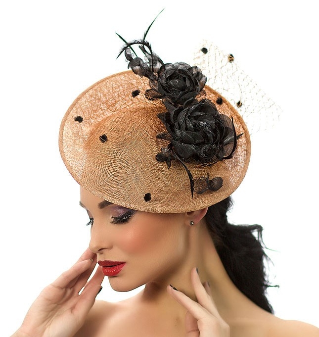 купить шляпку, купить шляпку для скачек, купить вечернюю шляпку, купить женскую шляпку, шляпка, шляпка для скачек, бежевая шляпка, вечерняя шляпка, шляпка с вуалью, шляпка с цветами, шляпка для праздника, шляпка для фотосессии, дизайнерская шляпка, Анна Андриенко