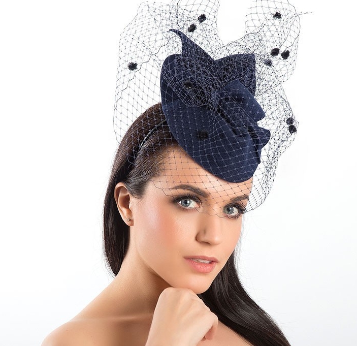 шляпка для скачек, дизайнерская шляпка, вечерняя шляпка, темно-синяя шляпка с вуалью, женская шляпка, необычная шляпка, шляпка для праздника, шляпка для фотосессии, шляпка с вуалью, шляпка для театра, шляпка для вечеринки, купить шляпку в Москве, купить шляпку в Питере, Анна Андриенко