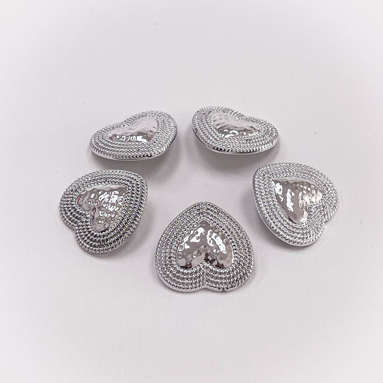 Набор декоративных серебряных пуговиц. Звучит как эстетика