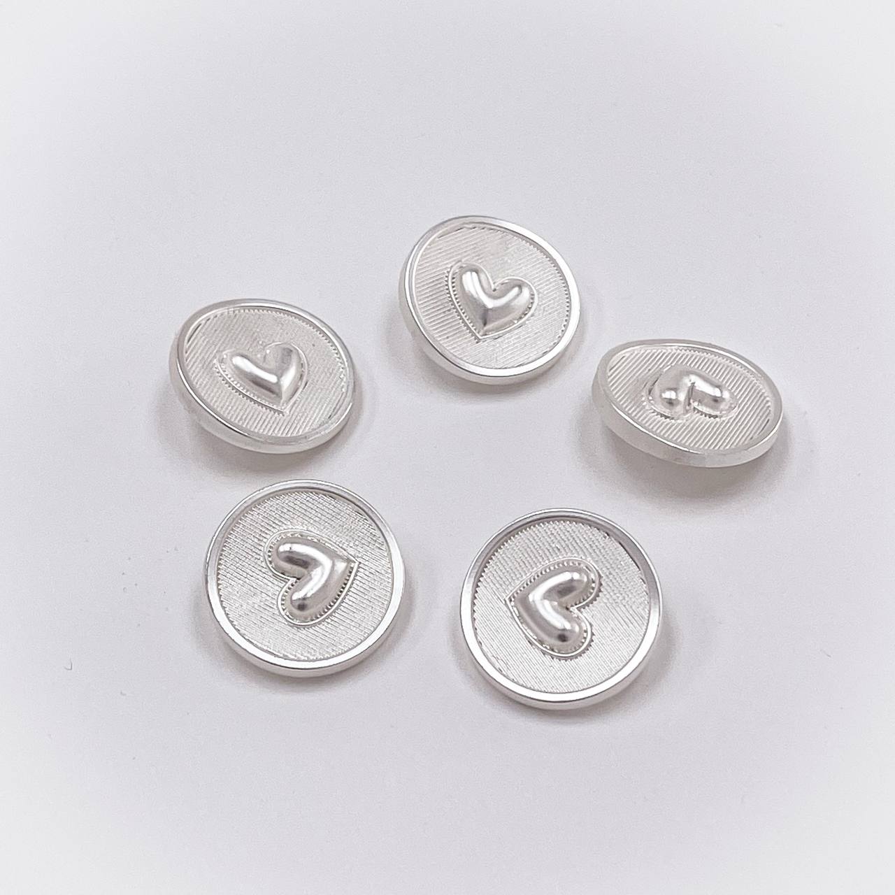 Набор декоративных серебряных пуговиц. Звучит как любовь