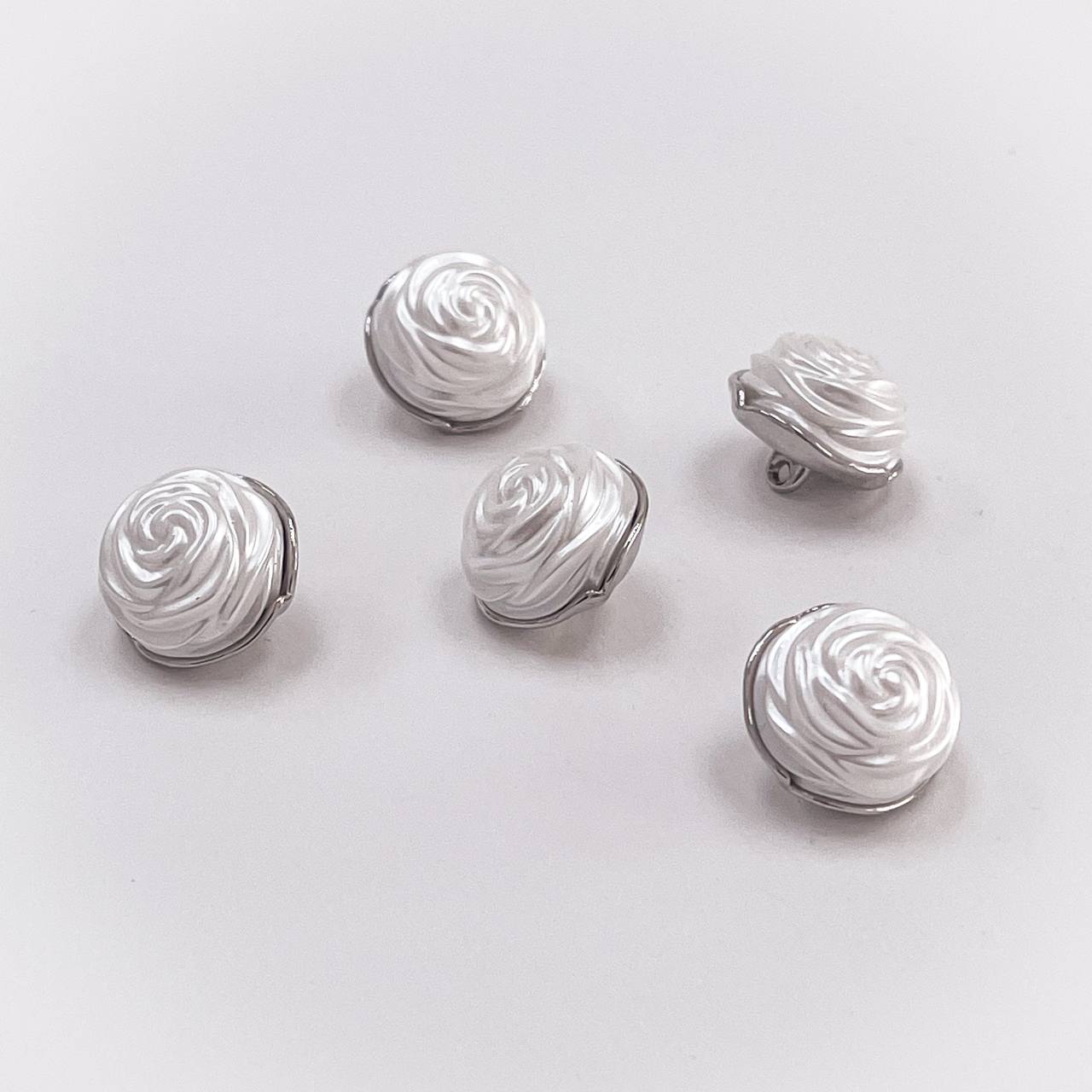 Набор декоративных серебряных пуговиц. Звучит как цветущий сад