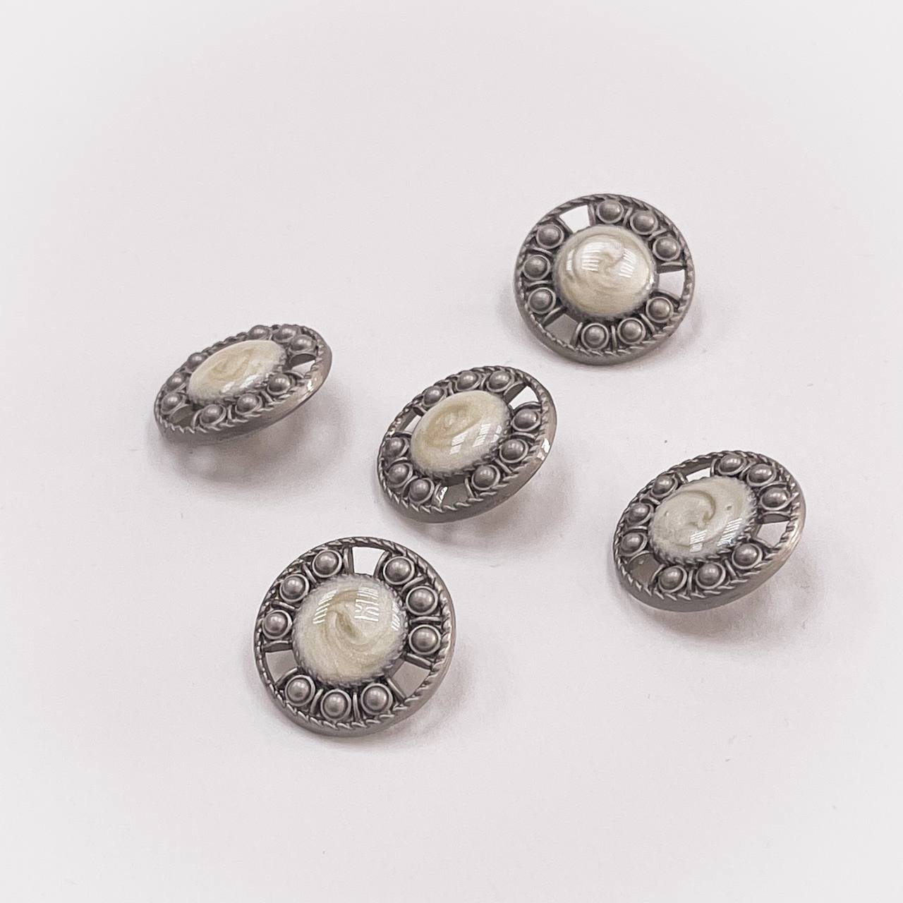 Набор декоративных серебрных пуговиц. Звучит как карусель