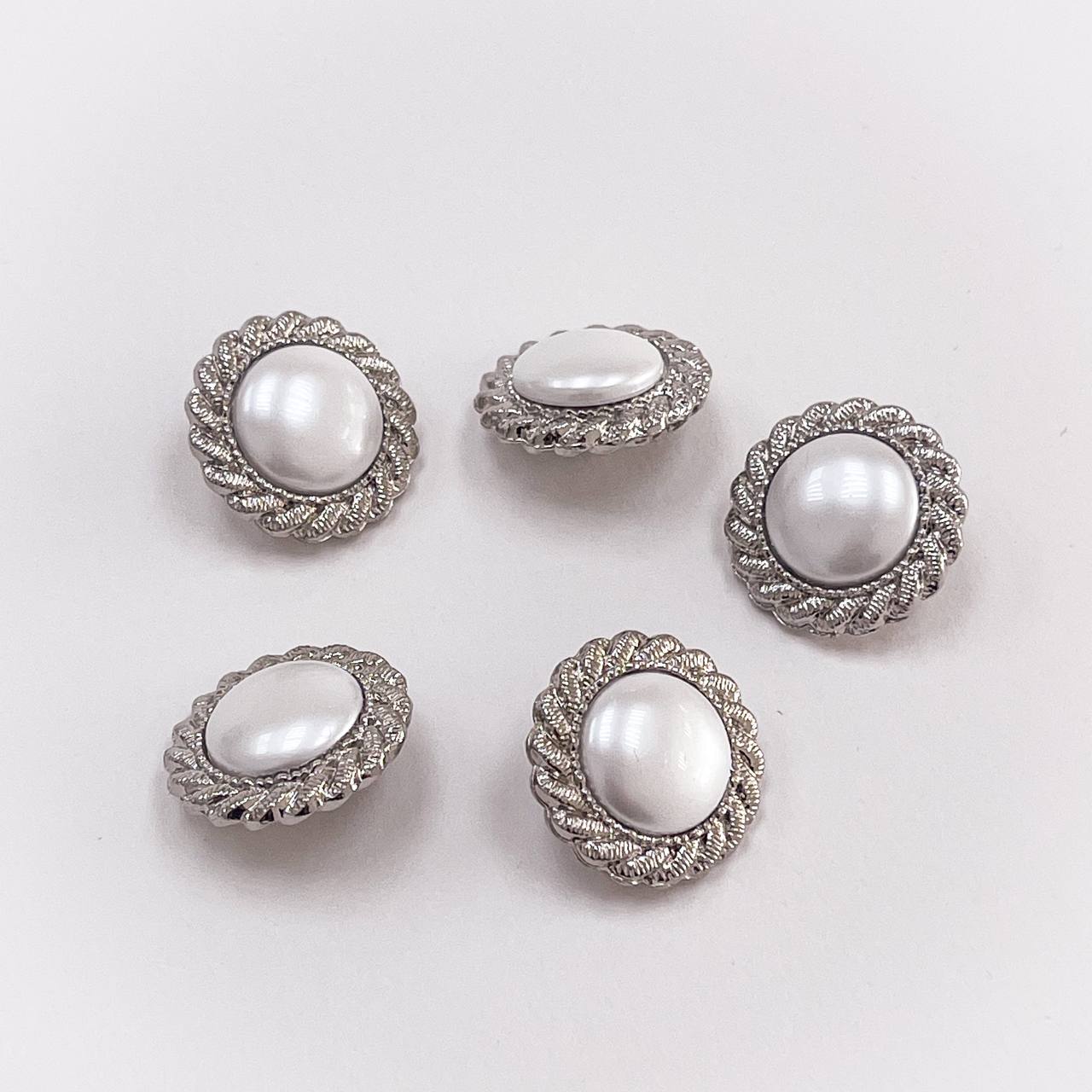 Набор декоративных серебрных пуговиц. Звучит как кольцо