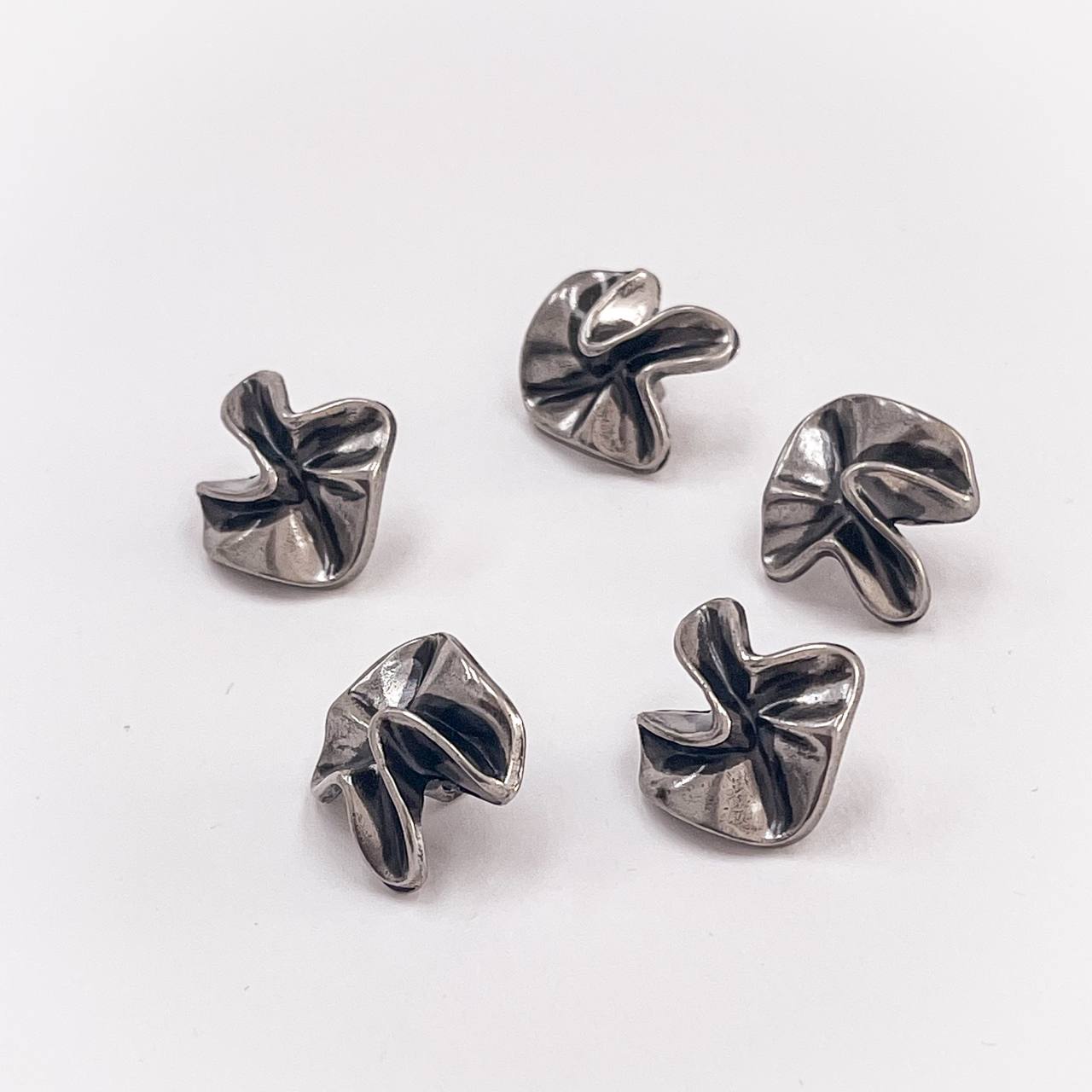 Набор декоративных серебряных пуговиц. Звучит как смерч