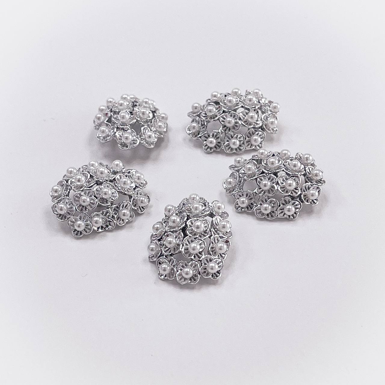 Набор декоративных серебряных пуговиц. Звучит как букет