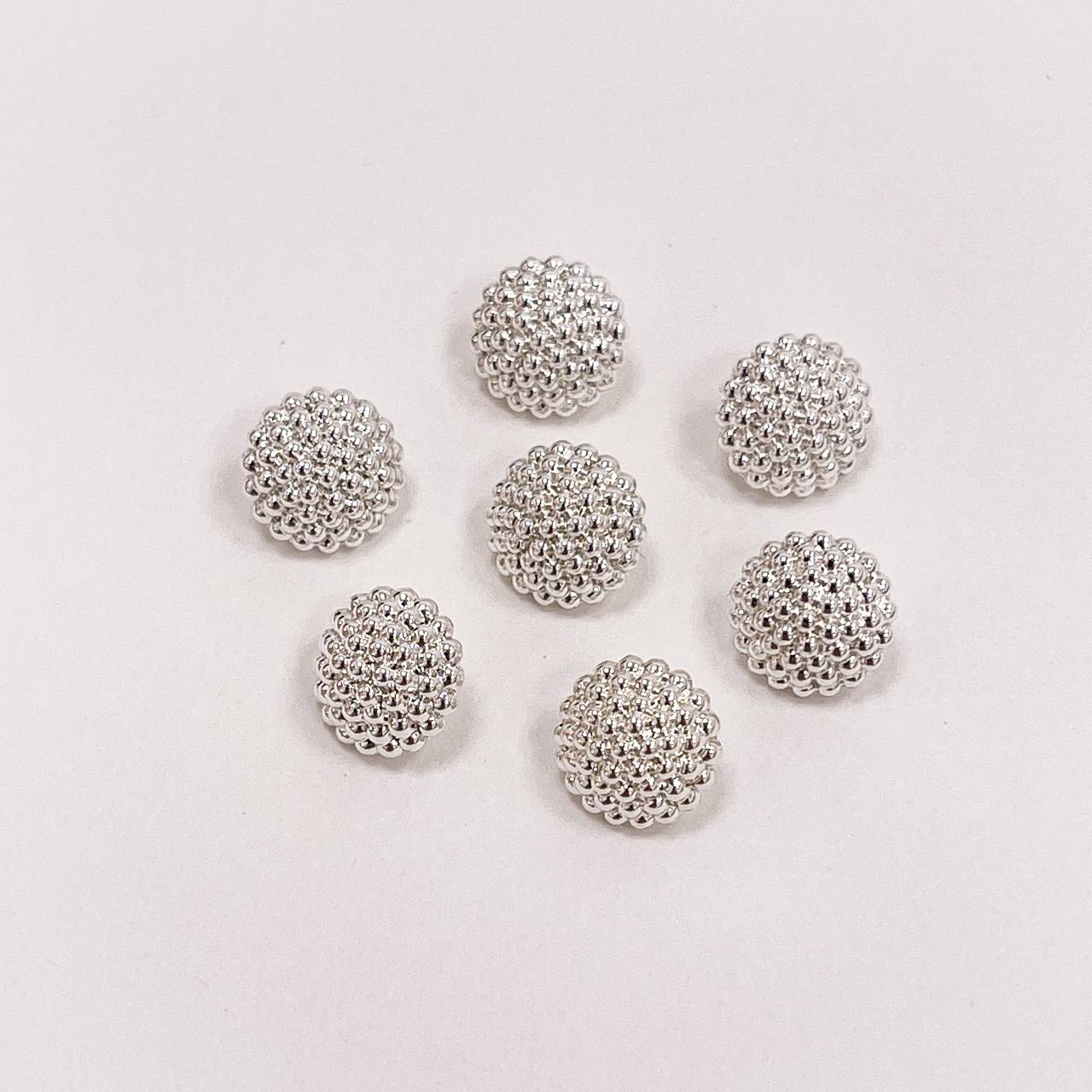 Набор декоративных серебряных пуговиц. Звучит как ягодка