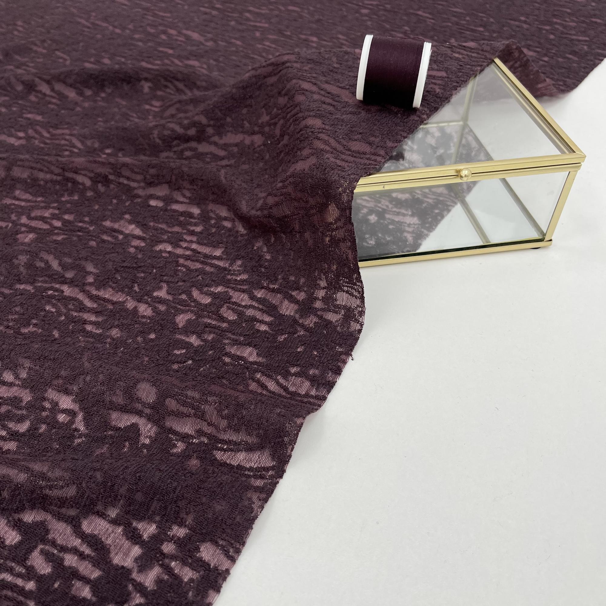 Ажурный шерстяной трикотаж. Аппликация цвета бордо