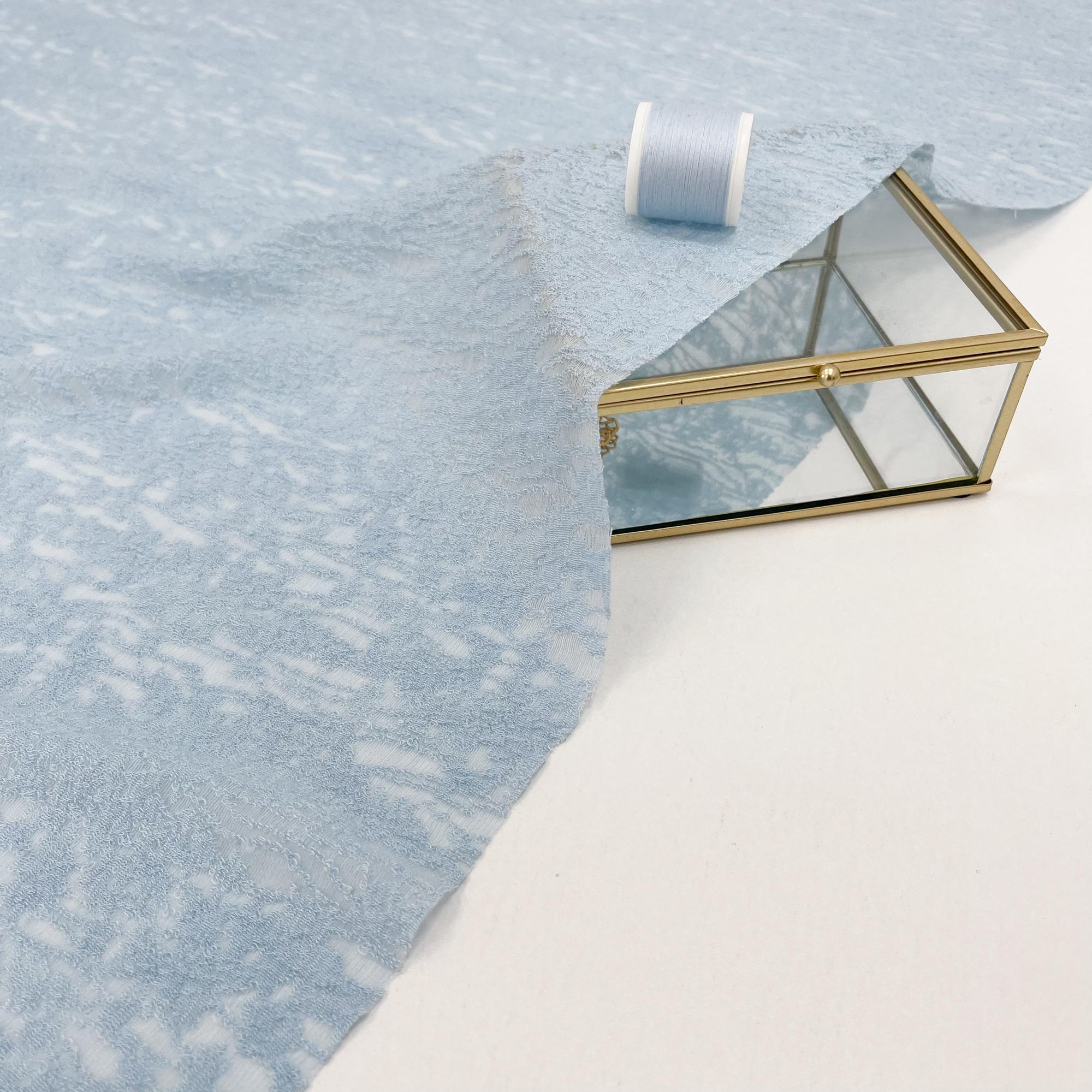 Ажурный шерстяной трикотаж. Аппликация цвета воды