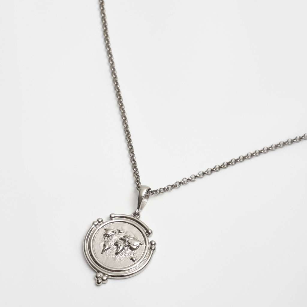 Подвеска COMO с картой мира в родиевом покрытии