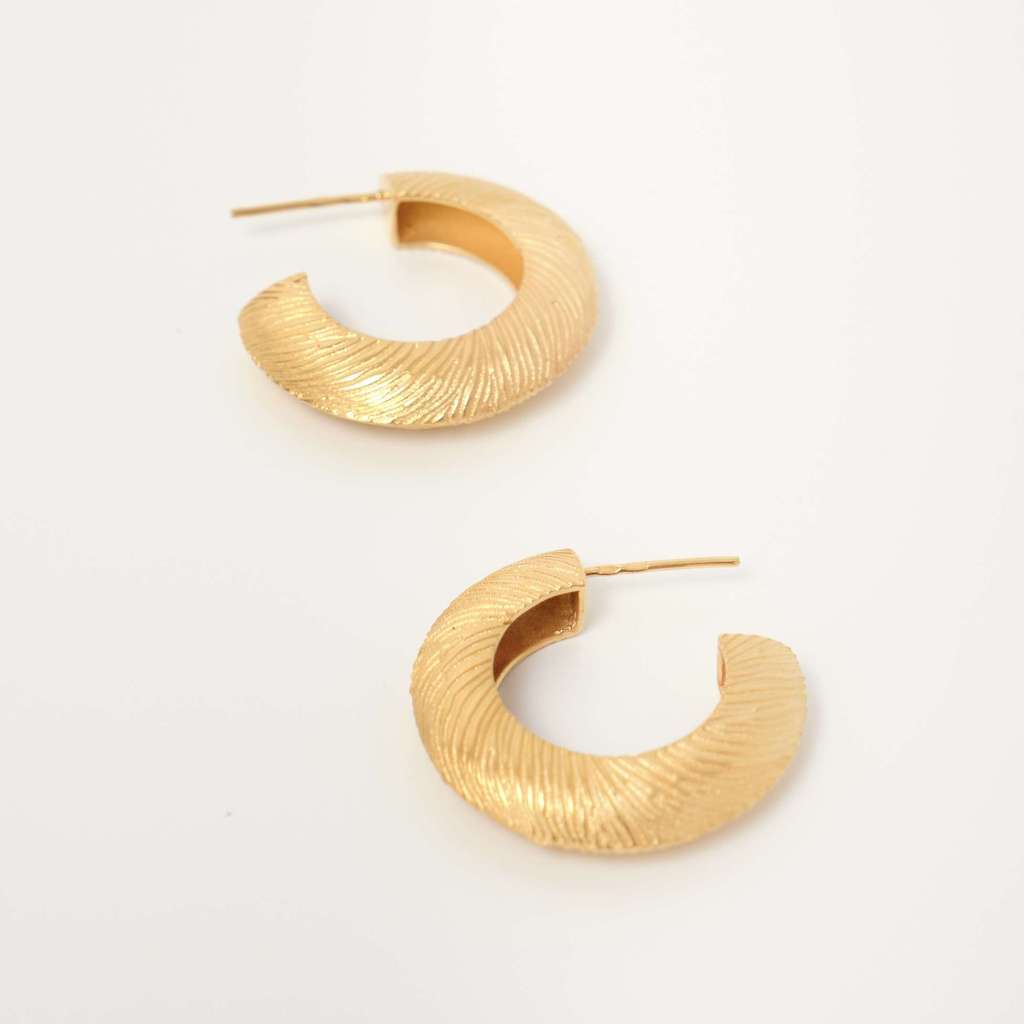 Серьги-хулахупы SPEZIA c гравировкой с позолотой