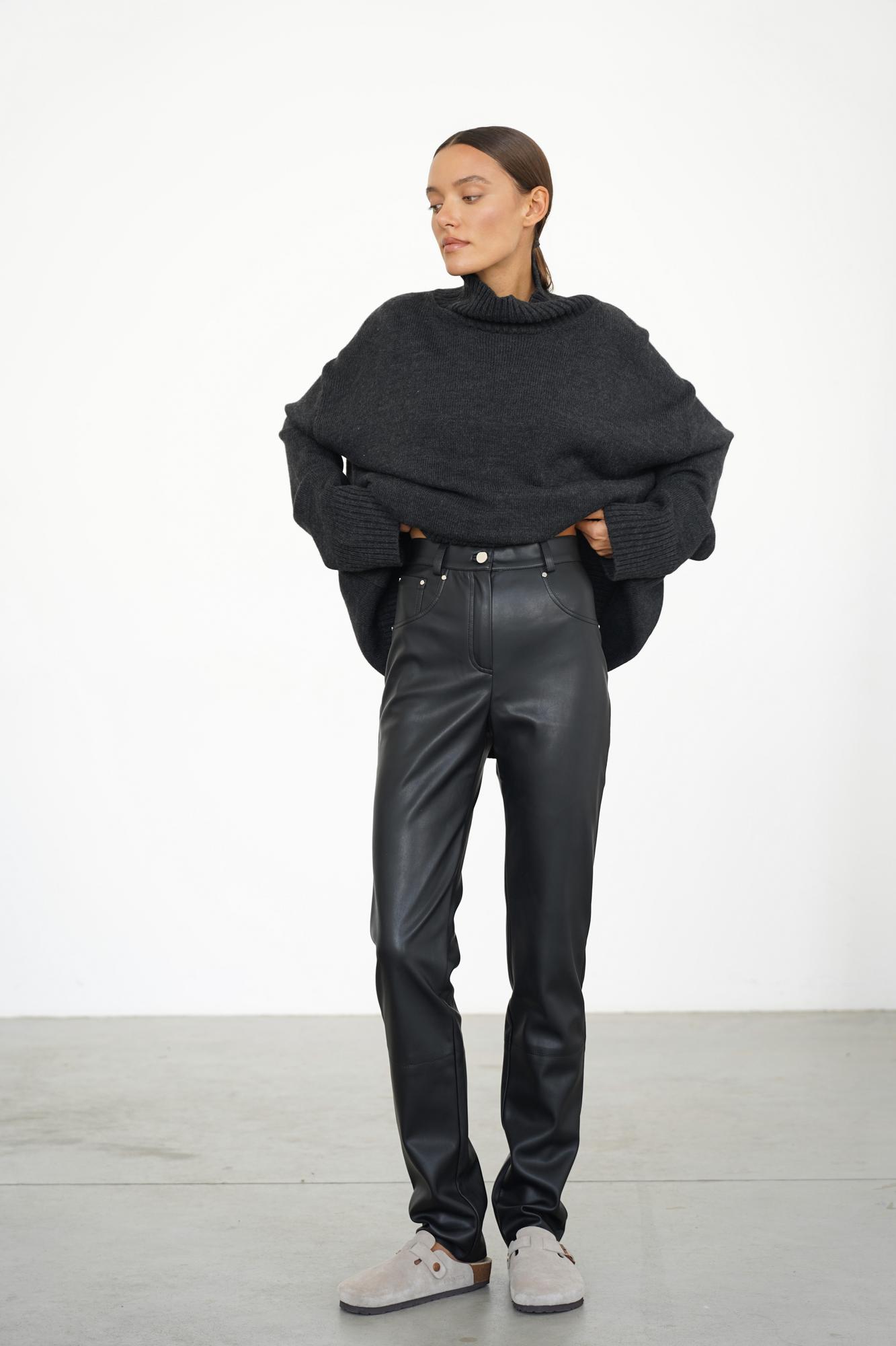 Брюки из эко-кожи с завышенной талией черного цвета