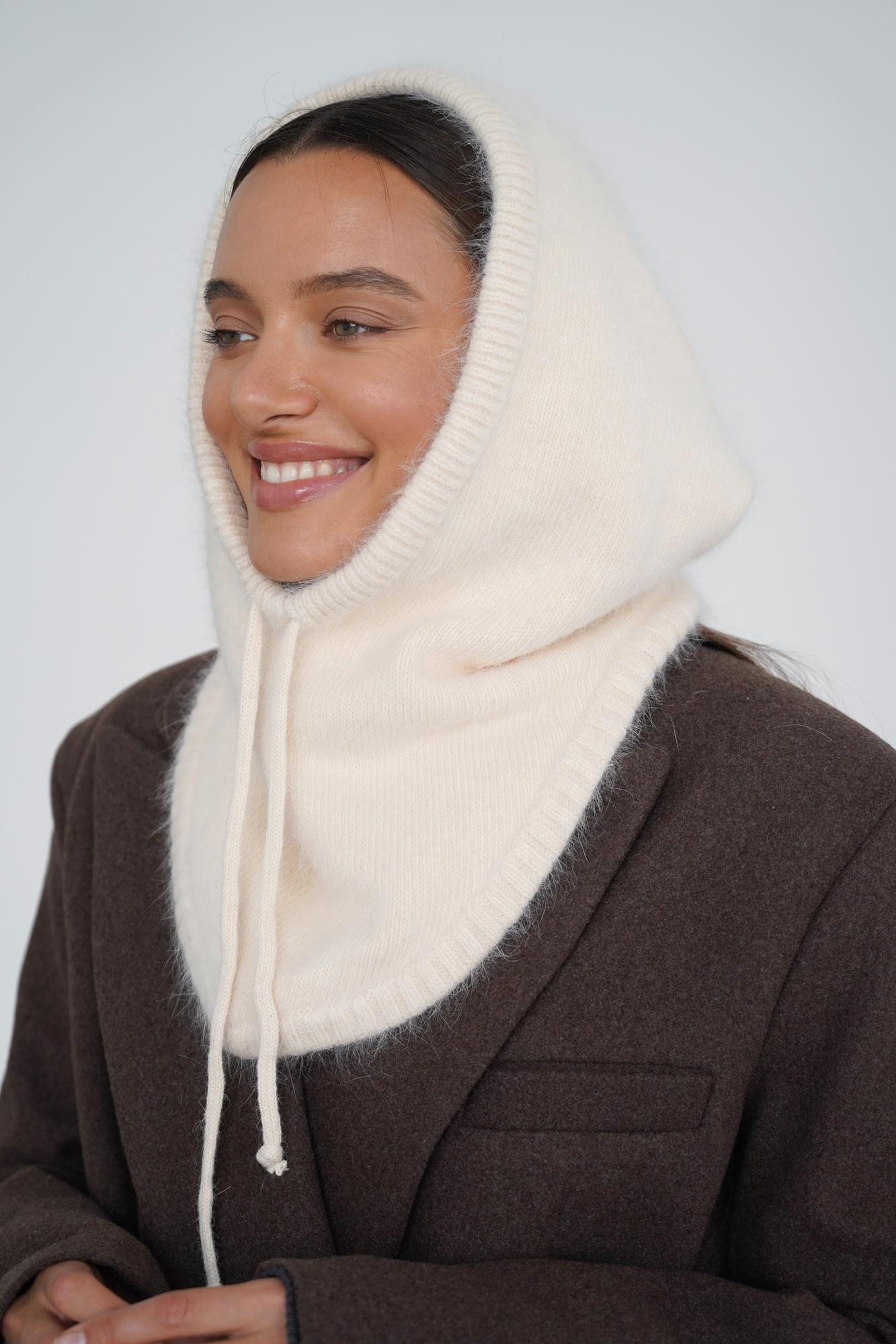 Капор из ангоры молочного цвета