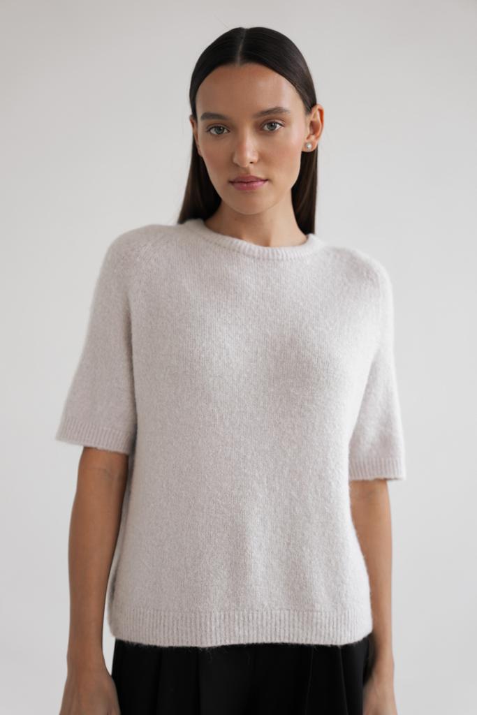 Пуловер мелкой вязки с низким воротником цвета лён