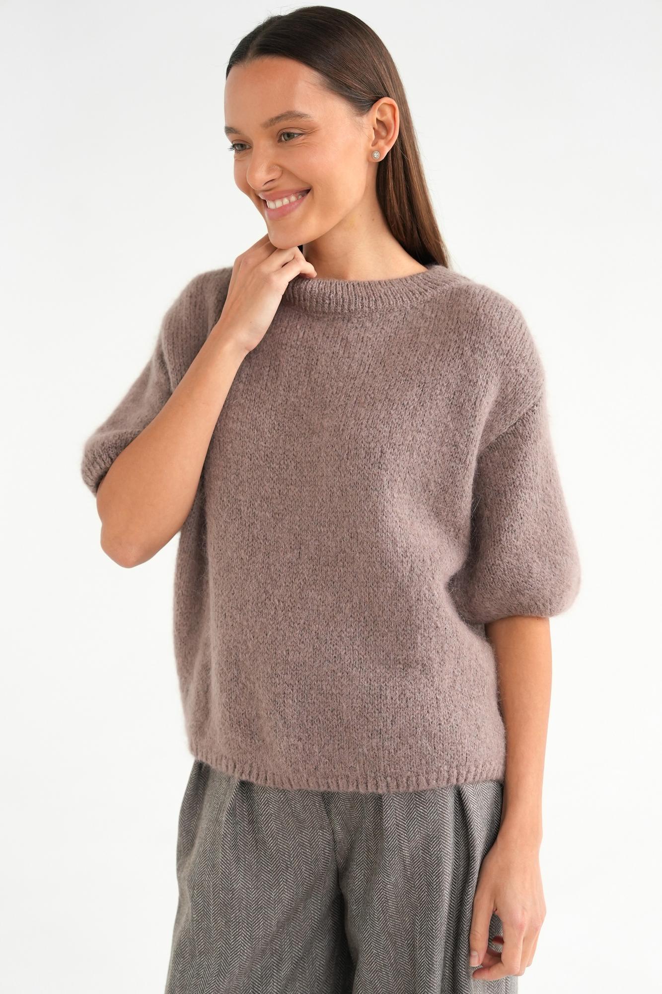 Пуловер крупной вязки с низким воротником кофейного цвета