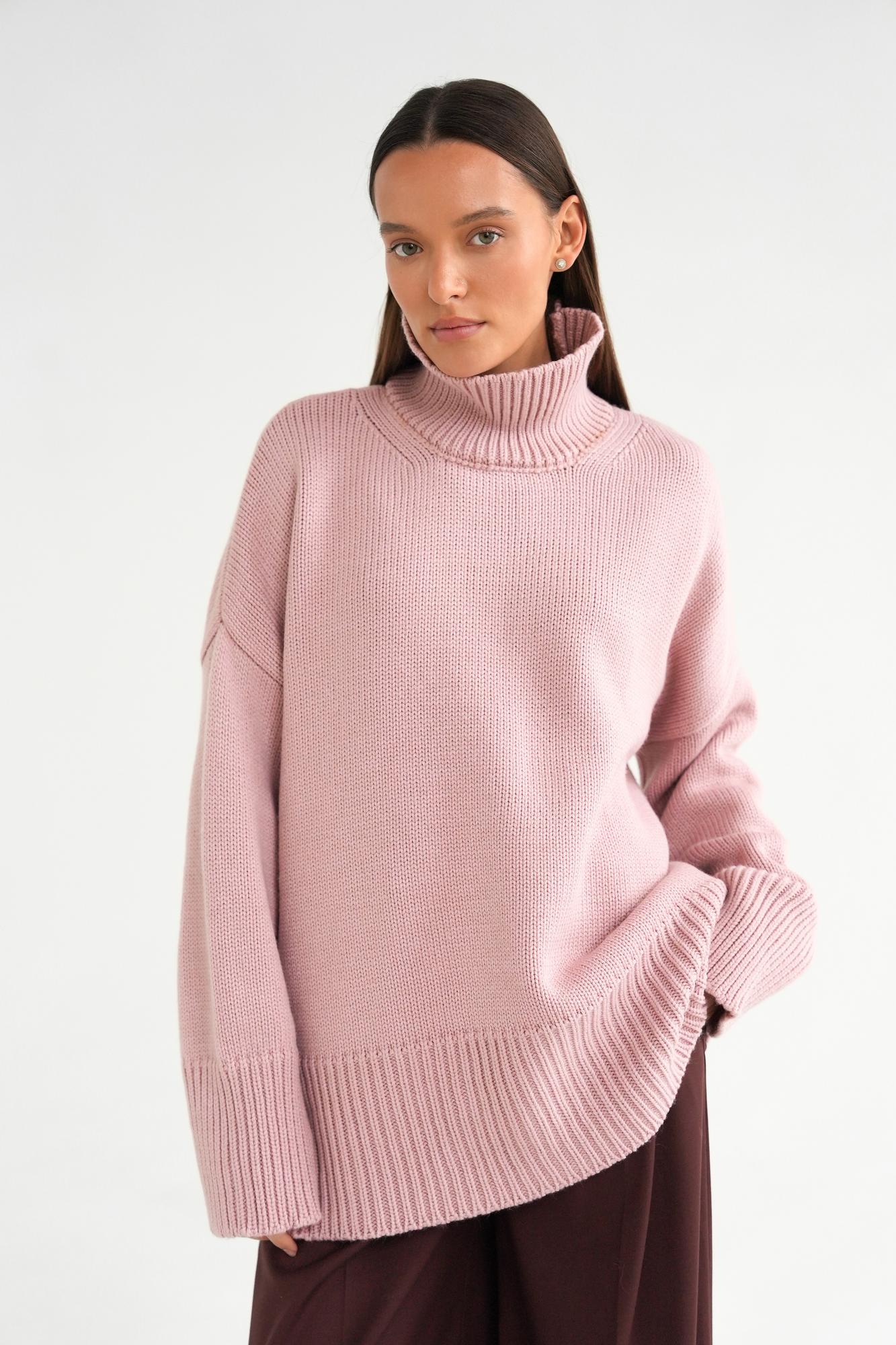 Джемпер крупной вязки с высоким воротником пыльно-розового цвета
