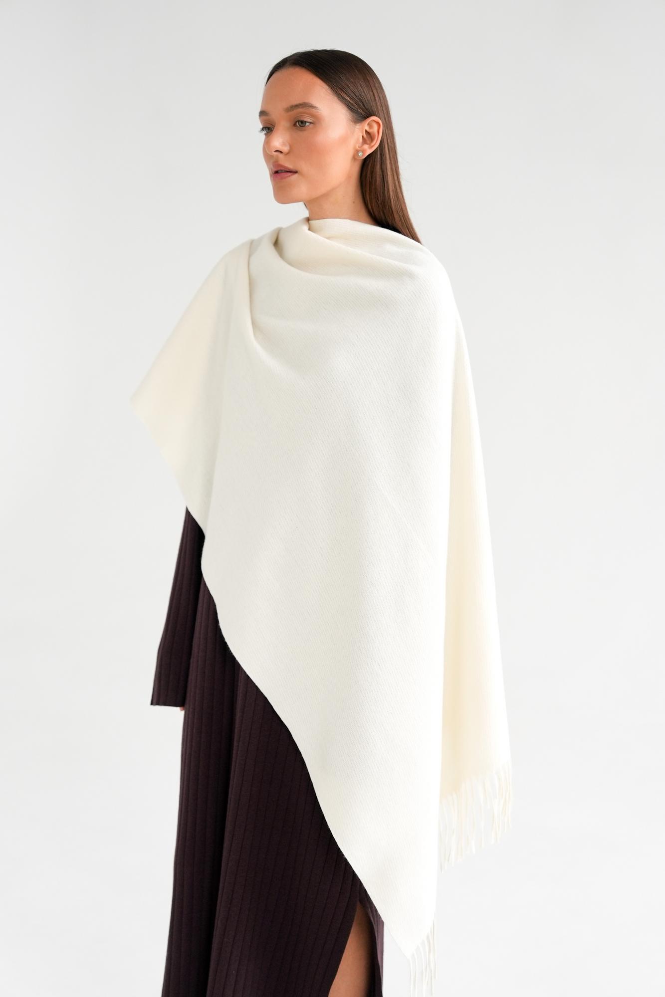 Палантин однотонный из вискозы цвета тофу