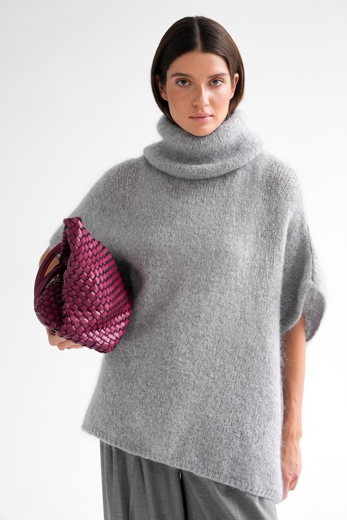 Джемпер крупной вязки из мохера без рукавов серого цвета