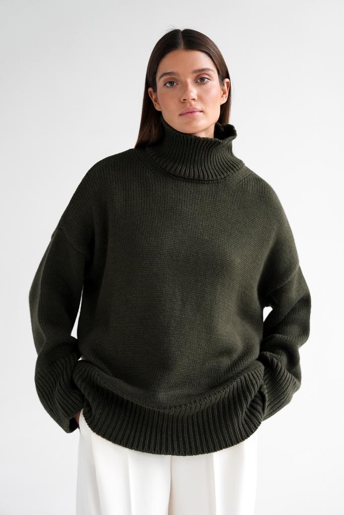 Джемпер крупной вязки с высоким воротником цвета хаки