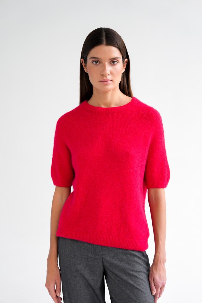 Пуловер мелкой вязки с низким воротником красного цвета