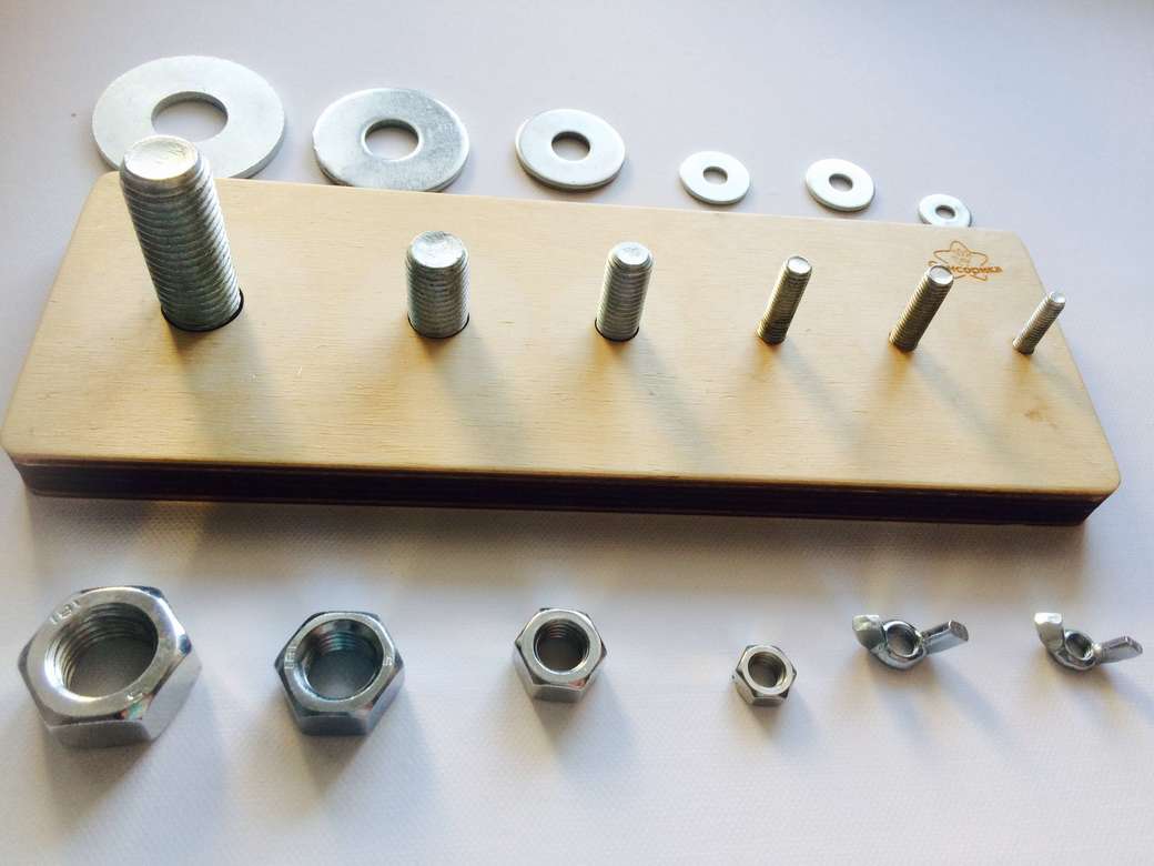 Монтессори досочка с гаечками