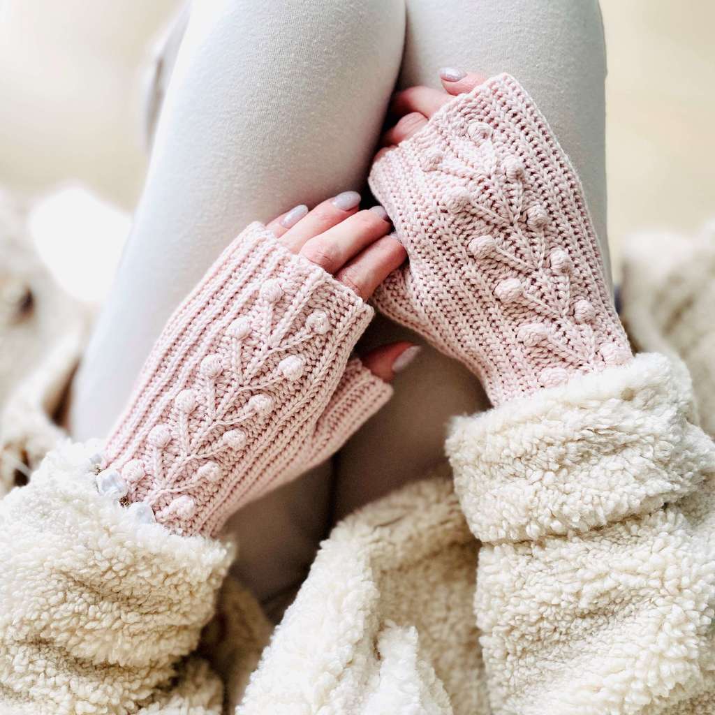 Мастер-класс по вязанию крючком митенок "Зимняя ягода" (Winter Berry)