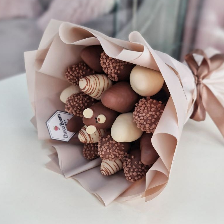 Клубничный букет с мишкой