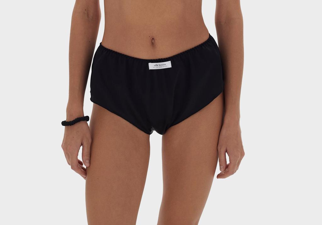 Укороченные шелковые шорты: выбрать цвет