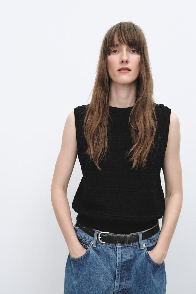 Жилет с фактурной вязкой