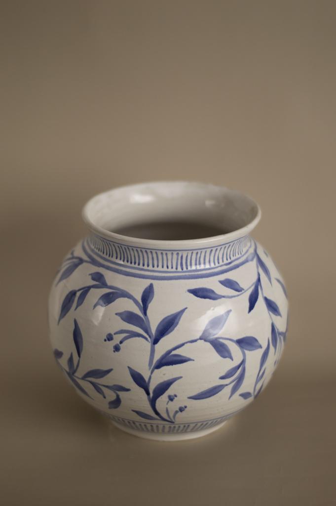 Ваза с кобальтовой росписью круглая